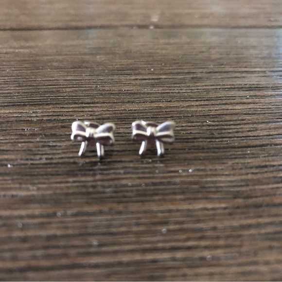 Sliver metal bow stud earrings - Picture 1 of 2